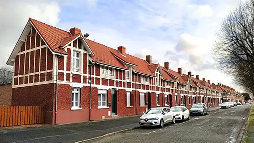 cite-miniere-lievin-canalisations Rue de cité minière à Liévin avec maisons anciennes aux canalisations d'origine
